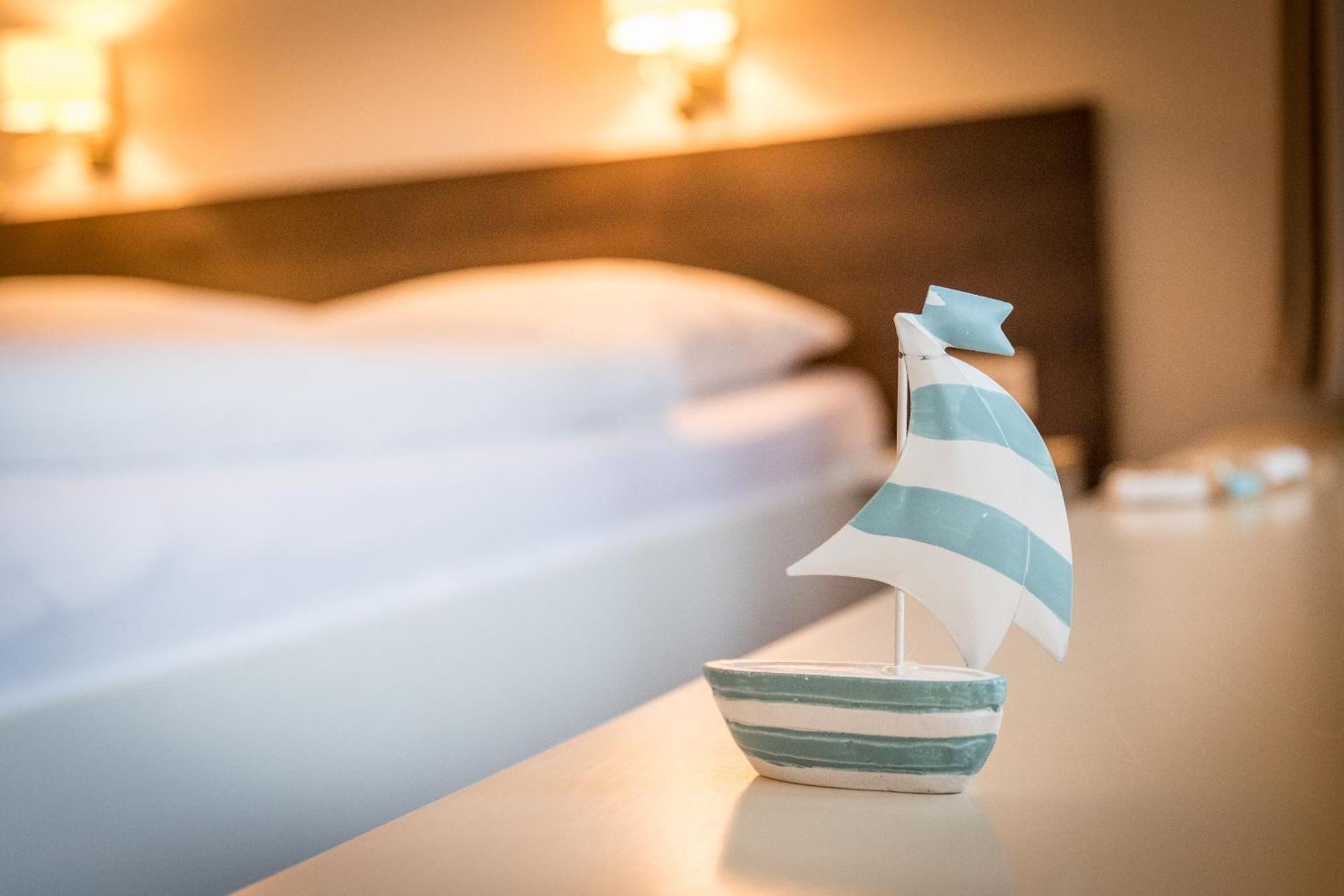 Mingers Hotel Neuharlingersiel Esterno foto